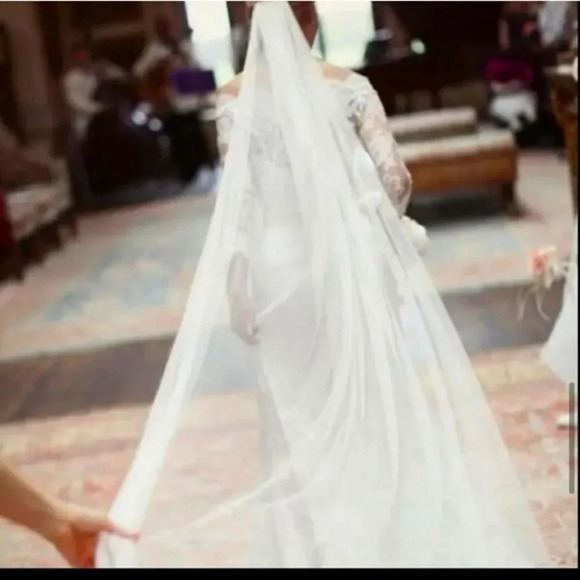 Elegant White Bridal Veil - Picture 9 of 15